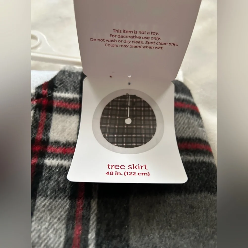Plaid Holiday Tree Skirt with White Cuff